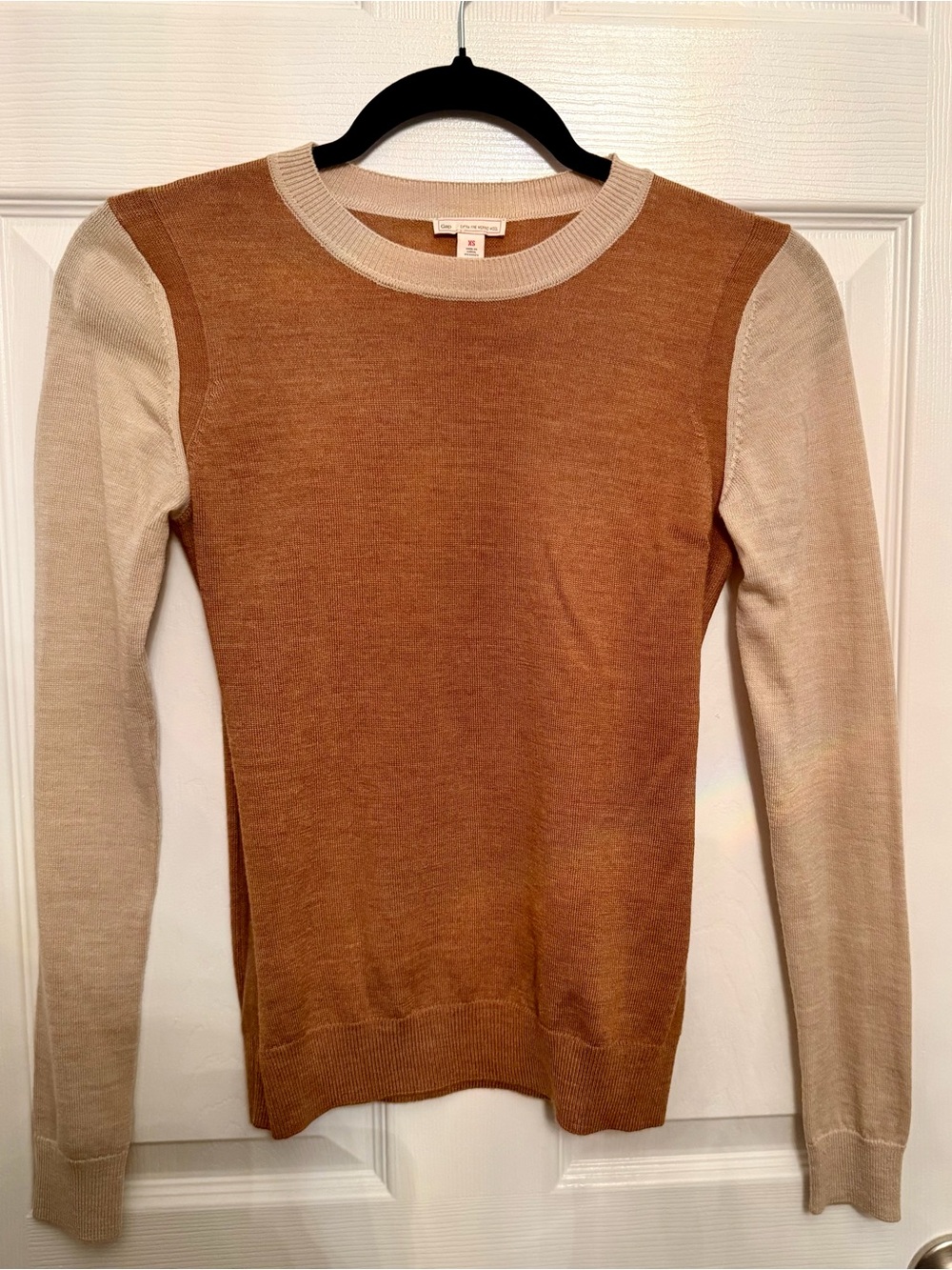GAP Colorblock Crewneck Sweater in Caramel and Cream